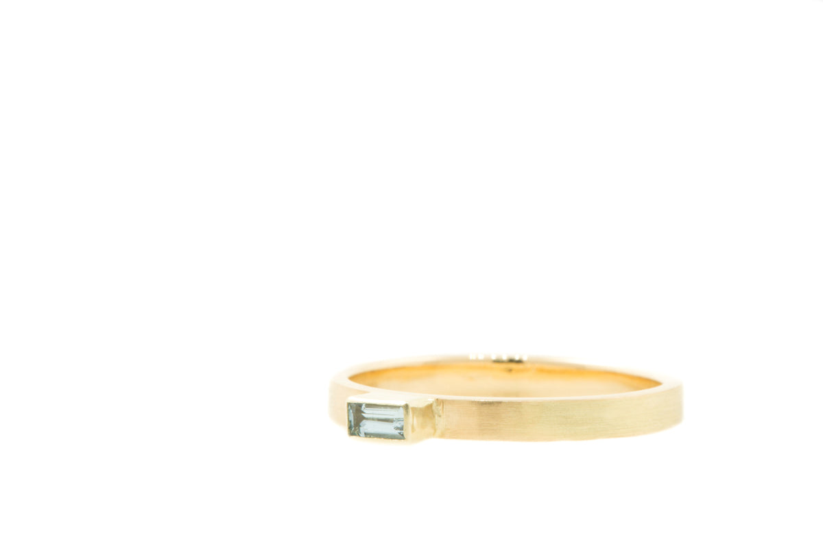 Handgemaakte en fairtrade gouden ring met baguette geslepen blauwe aquamarijn