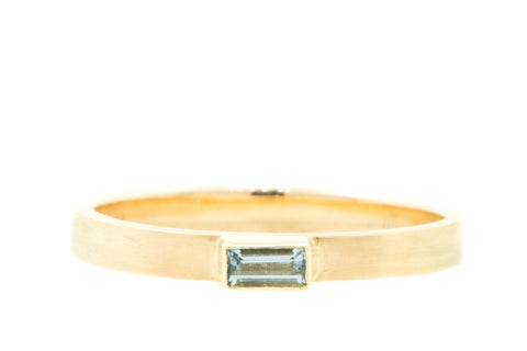 Handgemaakte en fairtrade gouden ring met baguette geslepen blauwe aquamarijn
