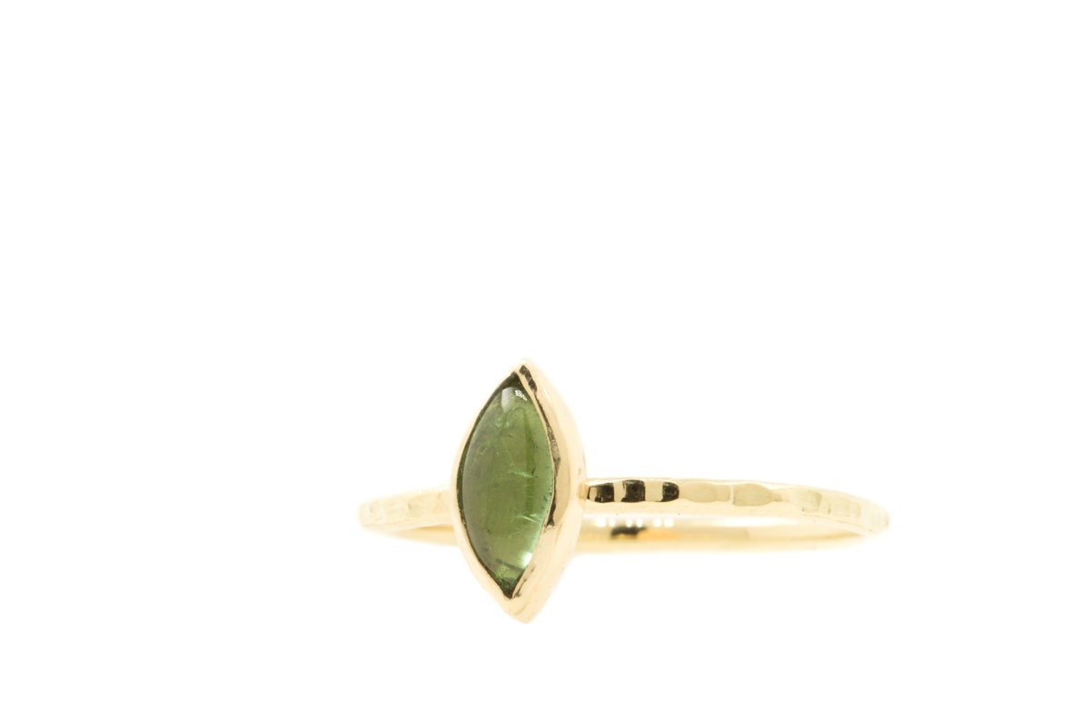 Fairtrade en handgemaakte gehamerde ring met markies cabochon groene toermalijn