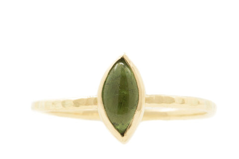 Fairtrade en handgemaakte gehamerde ring met markies cabochon groene toermalijn