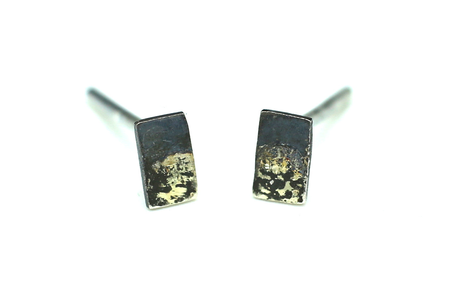 Handgemaakte en zilveren geoxideerde rechthoekige oorbellen met goud