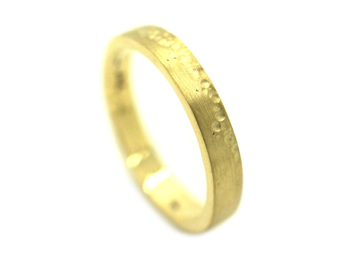 Gouden ring met reliëf - Handgemaakt en fairtrade