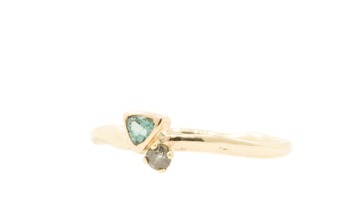 Handgemaakte en fairtrade fijne geelgouden ring met driehoekige toermalijn en peper en zout diamantje