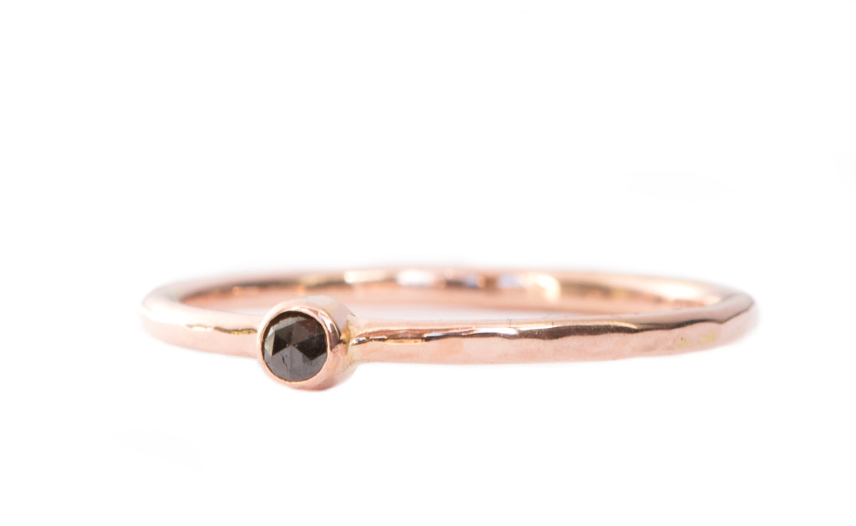 Handgemaakte en fairtrade fijne gehamerde roodgouden ring met diamant