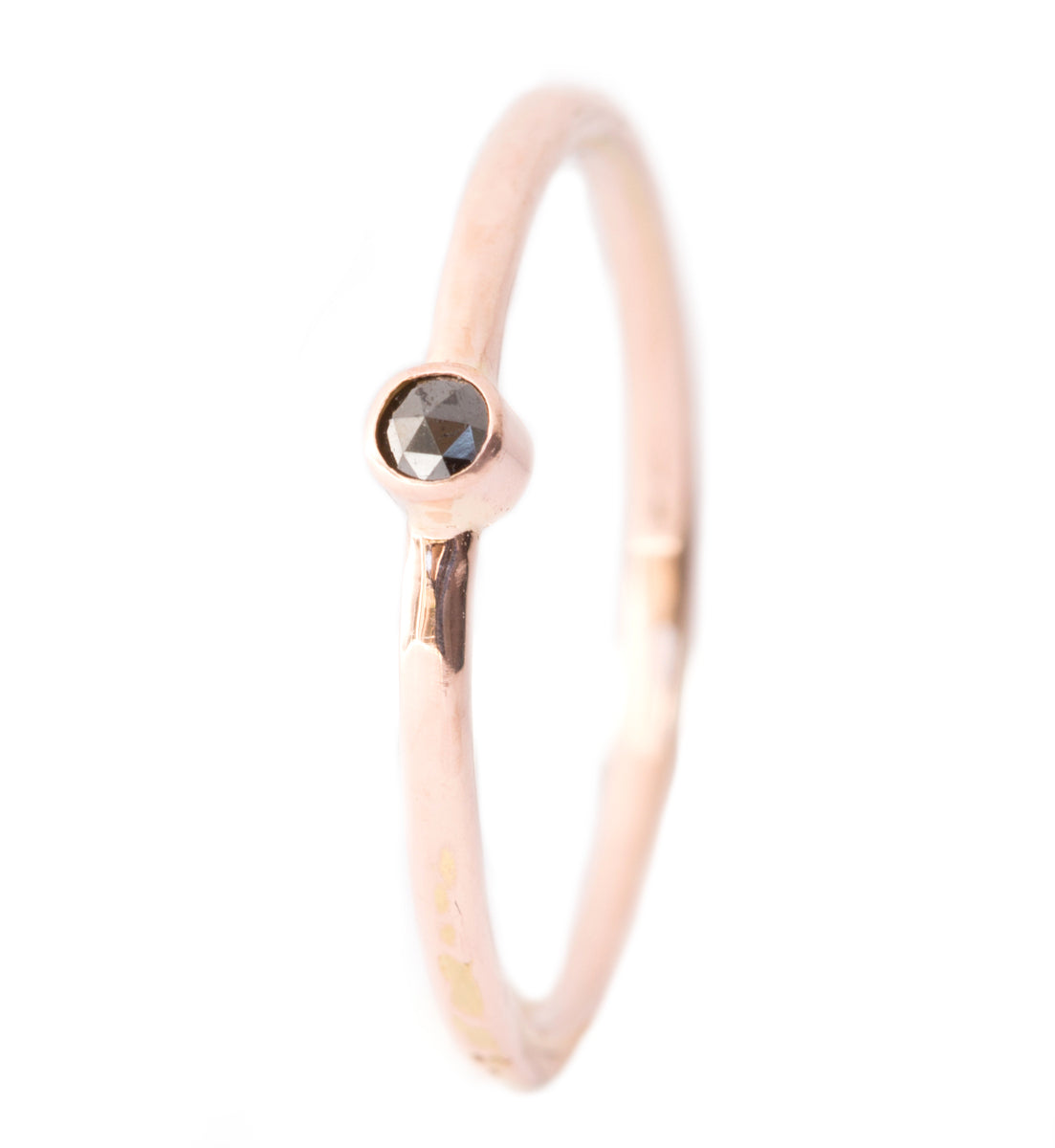 Handgemaakte en fairtrade fijne gehamerde roodgouden ring met diamant