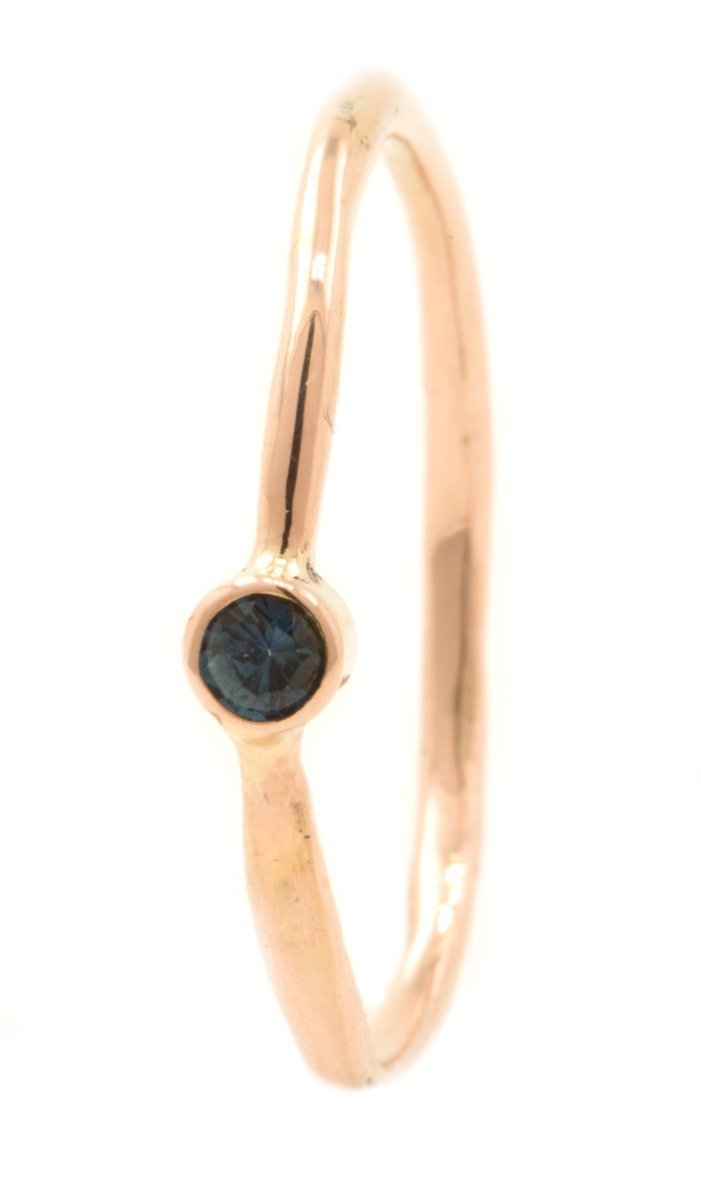 Handgemaakte en fairtrade roodgouden gepolijste licht organische ring met een donkerblauwe saffier