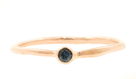 Handgemaakte en fairtrade roodgouden gepolijste licht organische ring met een donkerblauwe saffier
