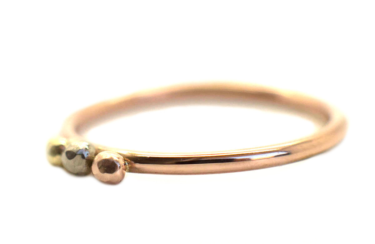 Handgemaakte en fairtrade fijne roodgouden ring met bolletjes van wit-, rood- en geelgoud