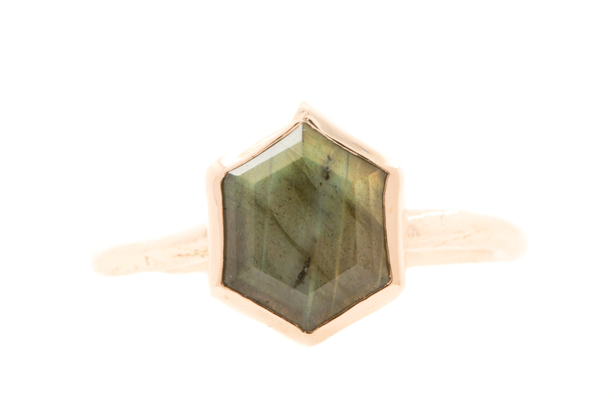 Handgemaakte en fairtrade roodgouden gepolijste licht organische ring met een hexagon labradoriet