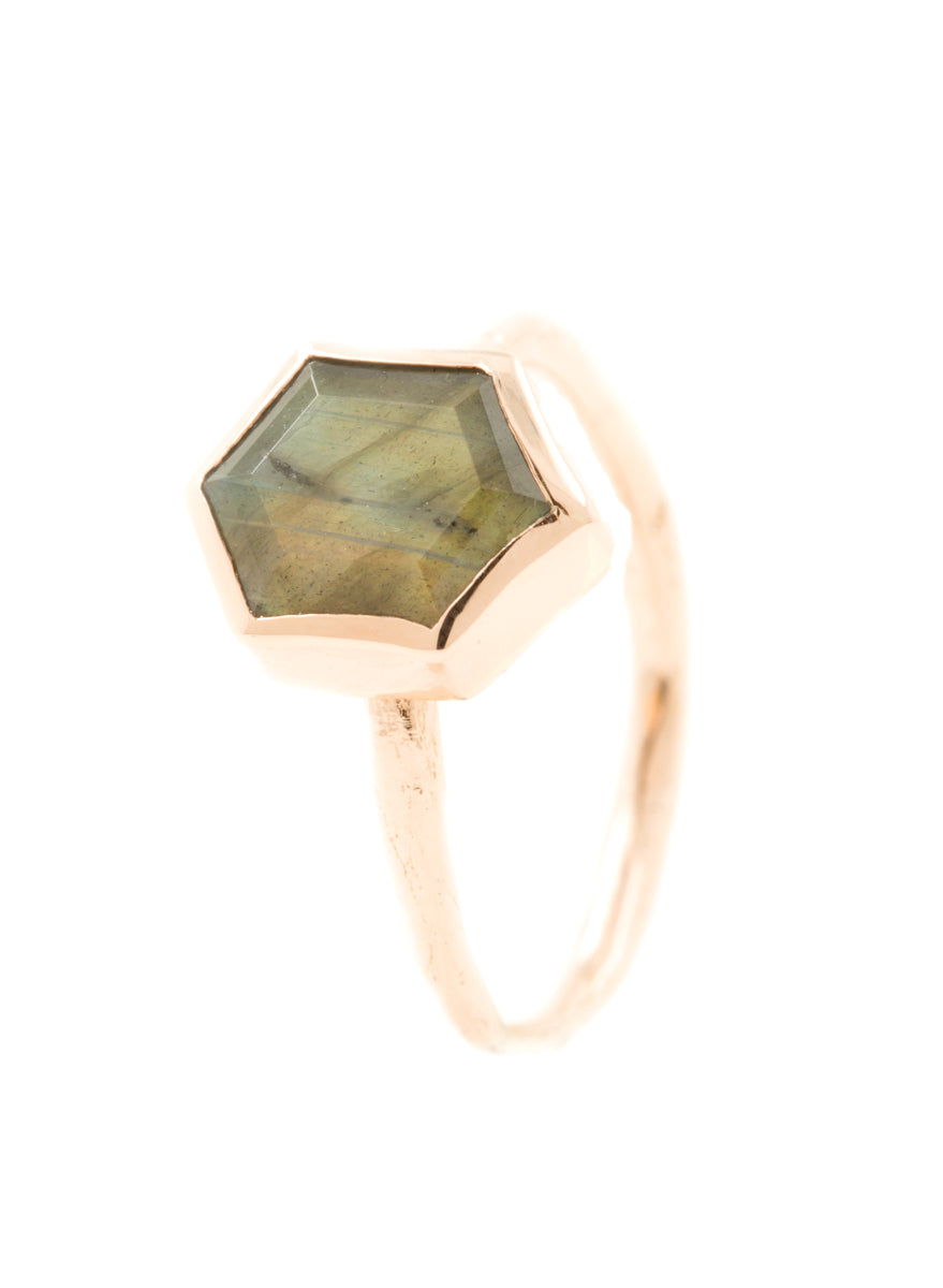 Handgemaakte en fairtrade roodgouden gepolijste licht organische ring met een hexagon labradoriet