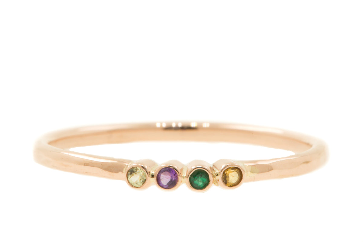 Handgemaakte en fairtrade fijne gehamerde roodgouden ring met  peridot, amethyst, smaragd en citrien