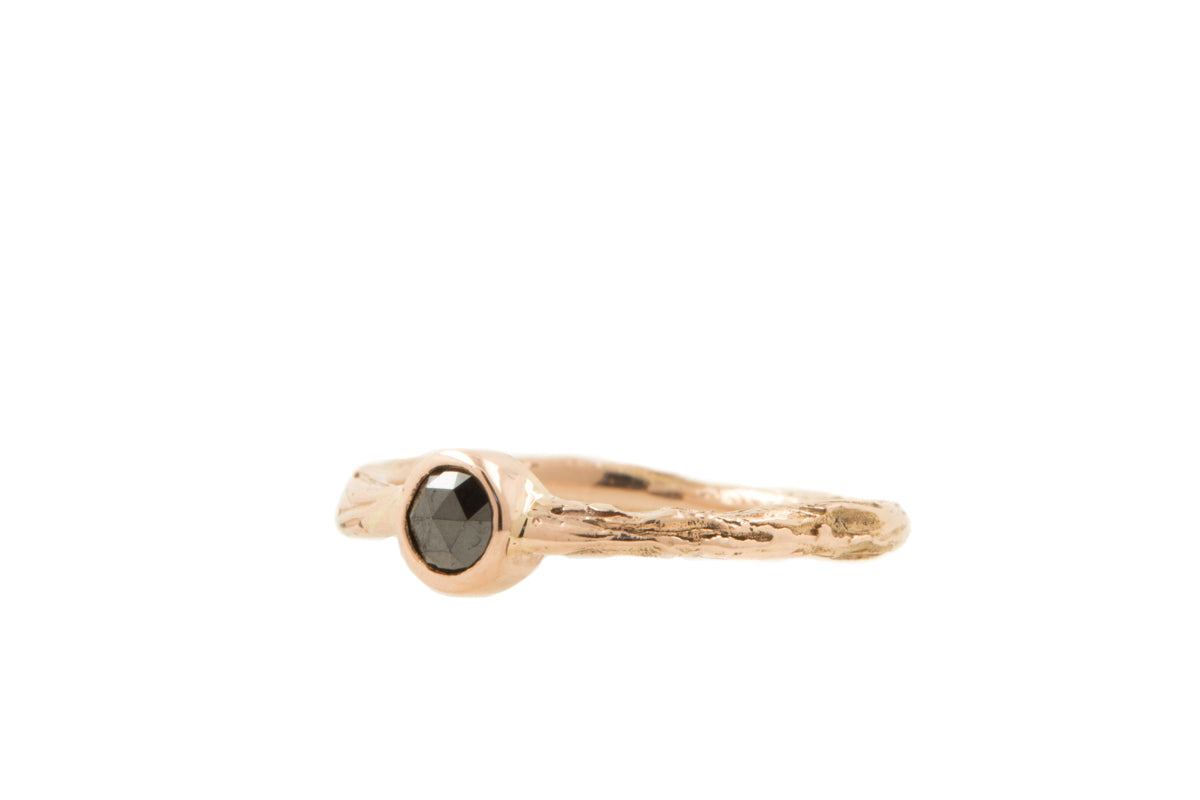 Handgemaakte en fairtrade organische roodgouden ring met een zwarte roosgeslepen diamant
