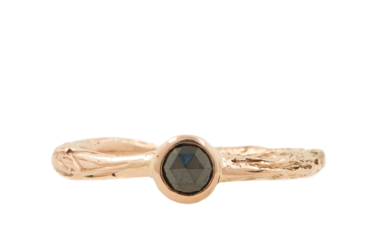 Handgemaakte en fairtrade organische roodgouden ring met een zwarte roosgeslepen diamant
