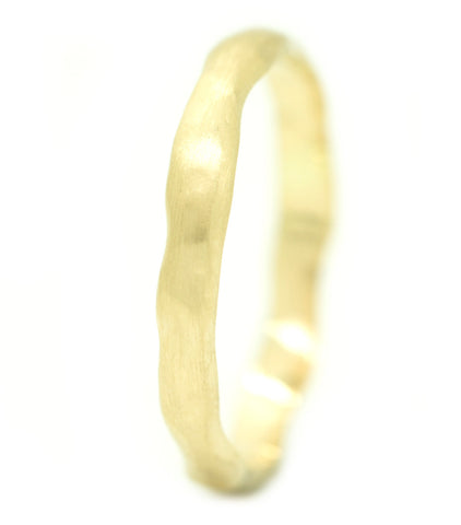 Gouden organische golvende gematteerde ring - Fairtrade en handgemaakt door goudsmid Nina Strategier