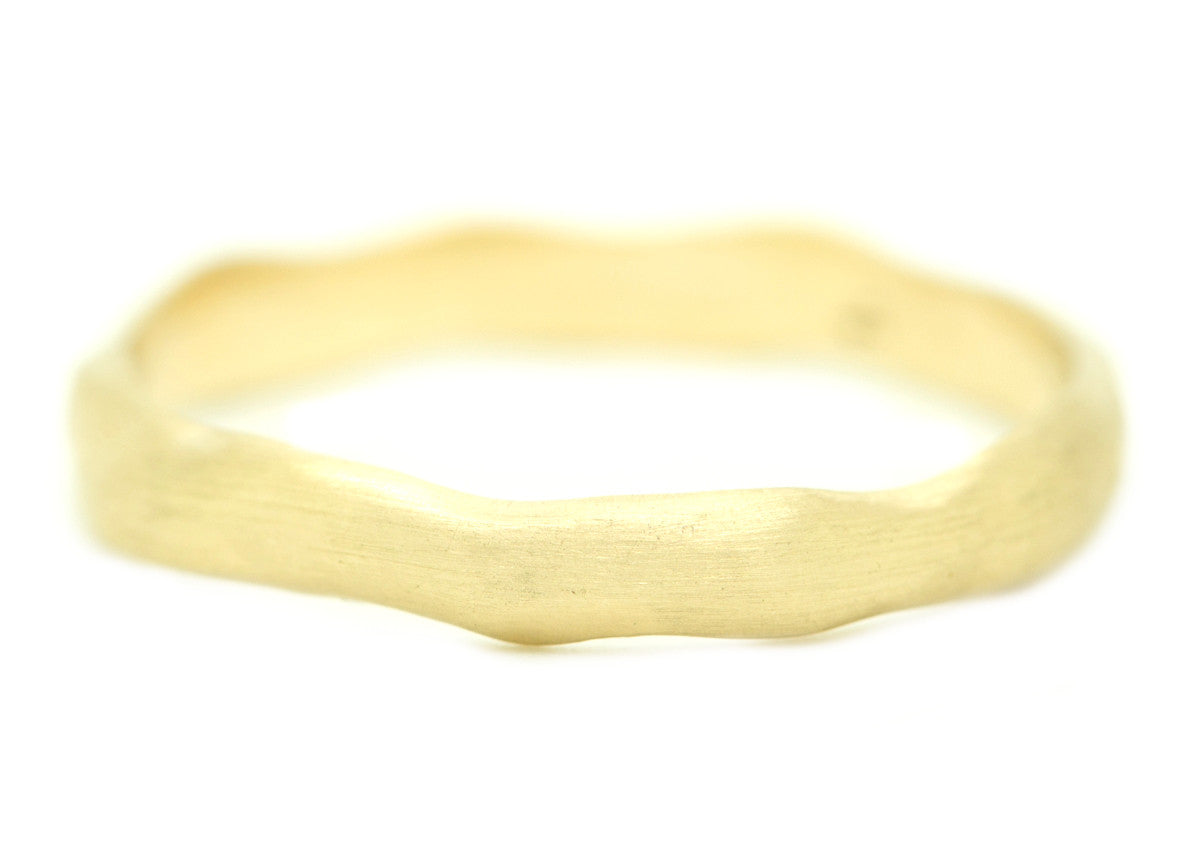 Gouden organische golvende gematteerde ring - Fairtrade en handgemaakt door goudsmid Nina Strategier