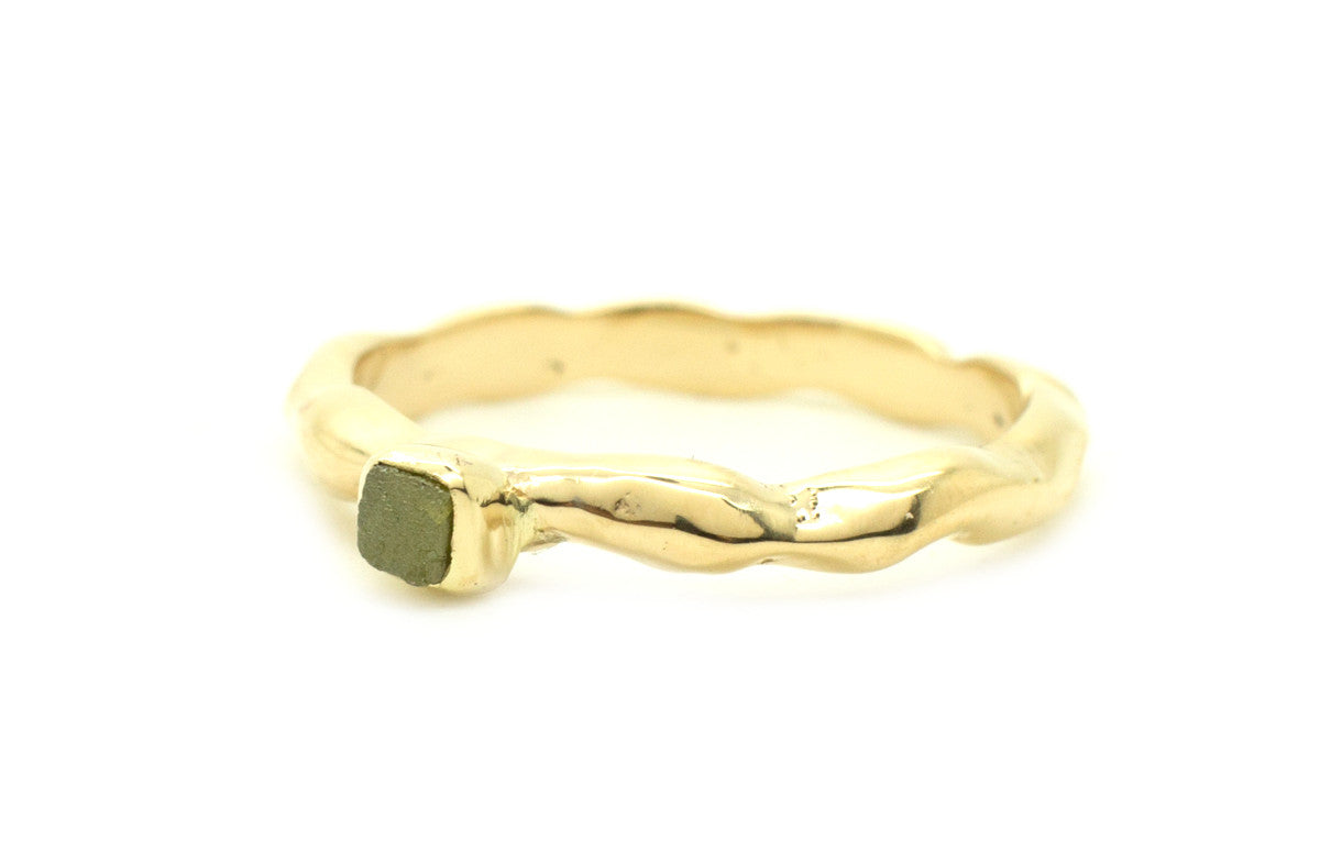 Handgemaakte en fairtrade organische gouden ring met ruw diamantje 