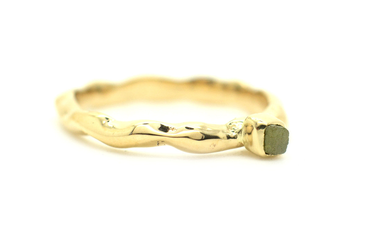 Handgemaakte en fairtrade organische gouden ring met ruw diamantje 