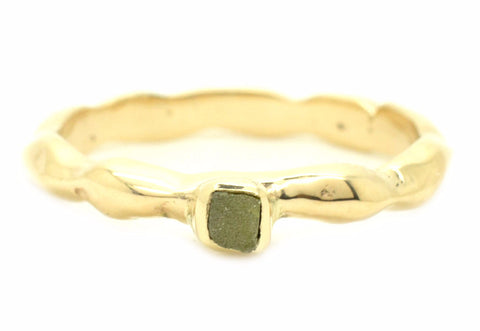 Handgemaakte en fairtrade organische gouden ring met ruw diamantje 