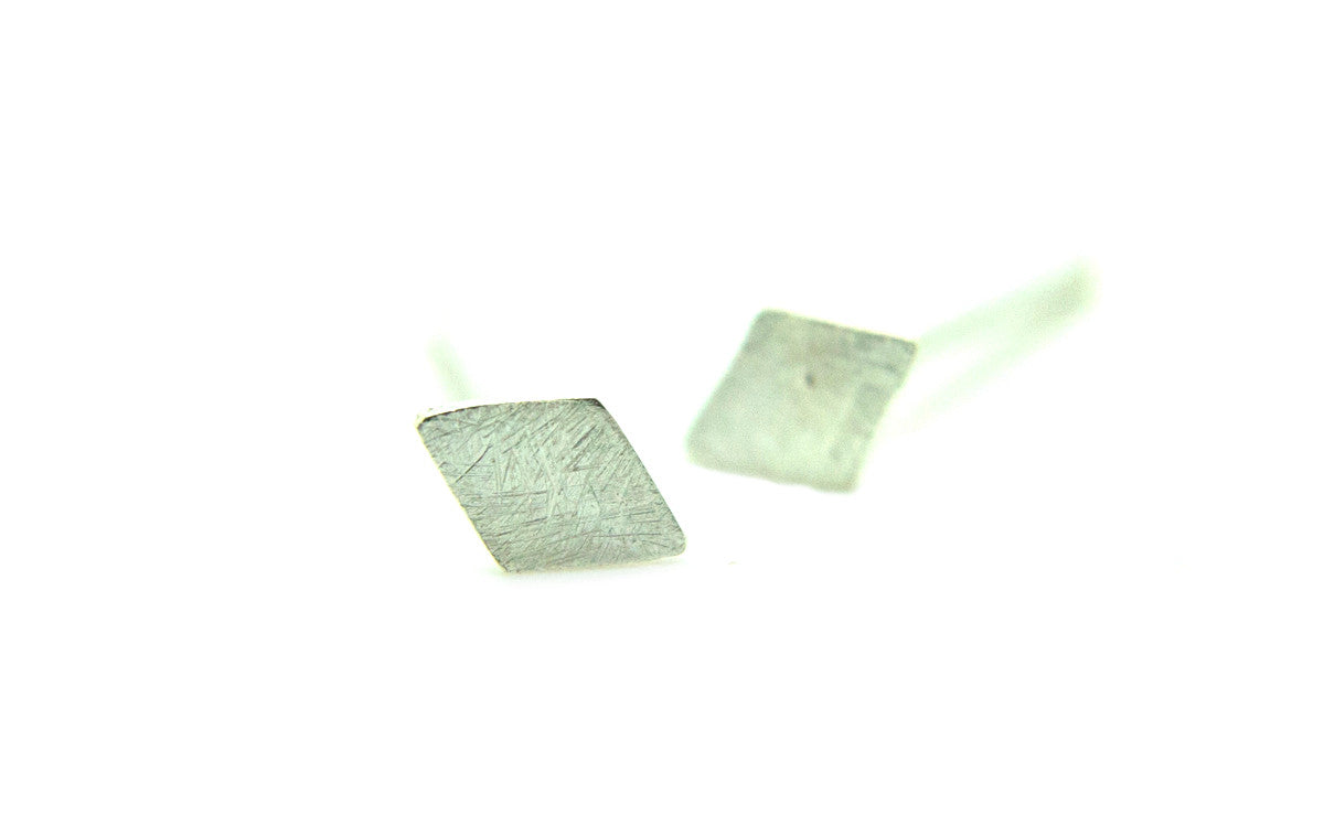 Minimalistische zilveren handgemaakte en fairtrade oorbellen in de vorm van ruitjes