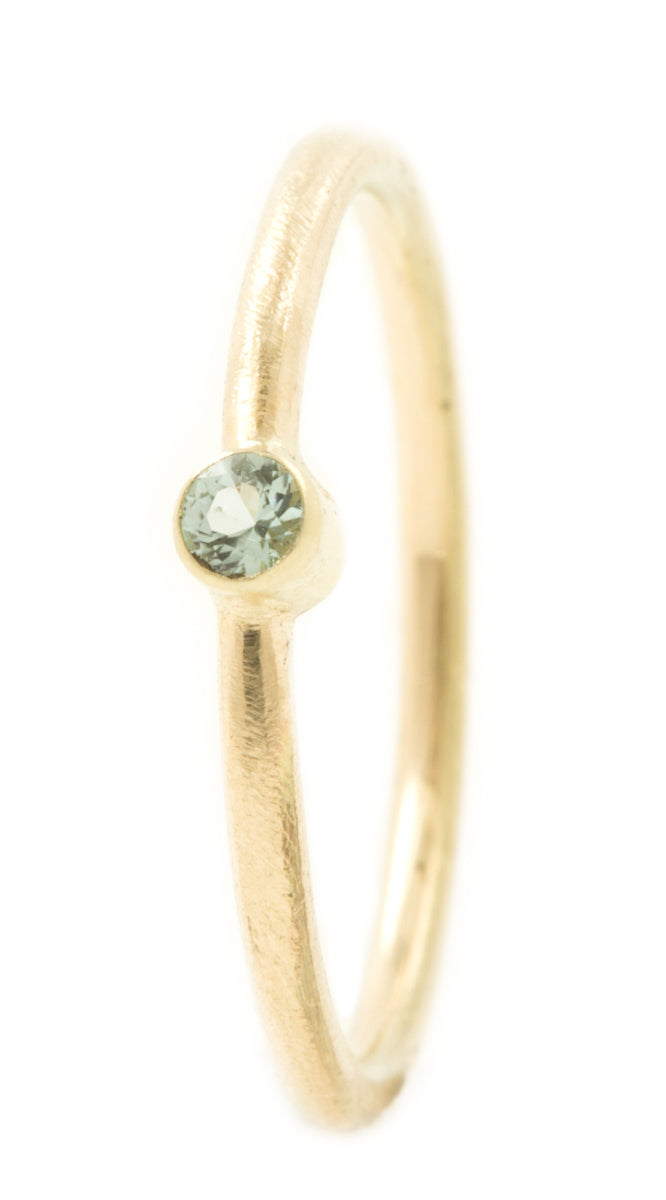 Handgemaakte en fairtrade fijne ruwe gouden ring met een blauwe saffier