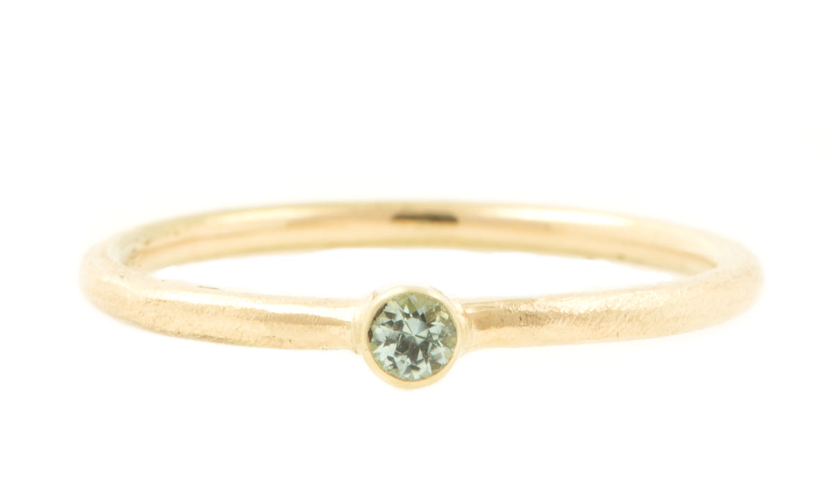 Handgemaakte en fairtrade fijne ruwe gouden ring met een blauwe saffier