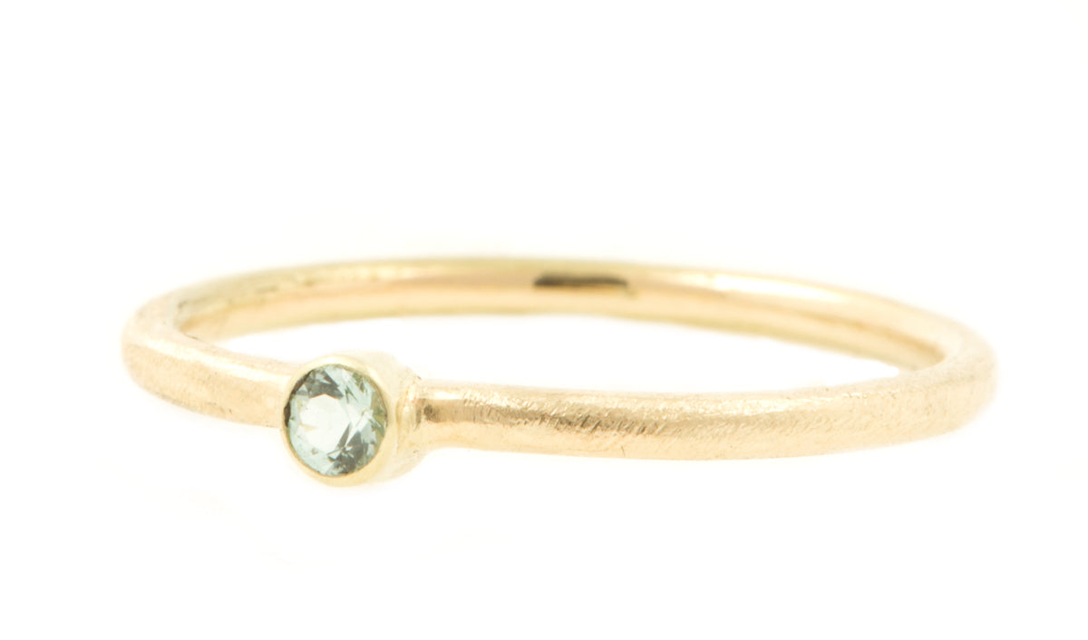 Handgemaakte en fairtrade fijne ruwe gouden ring met een blauwe saffier