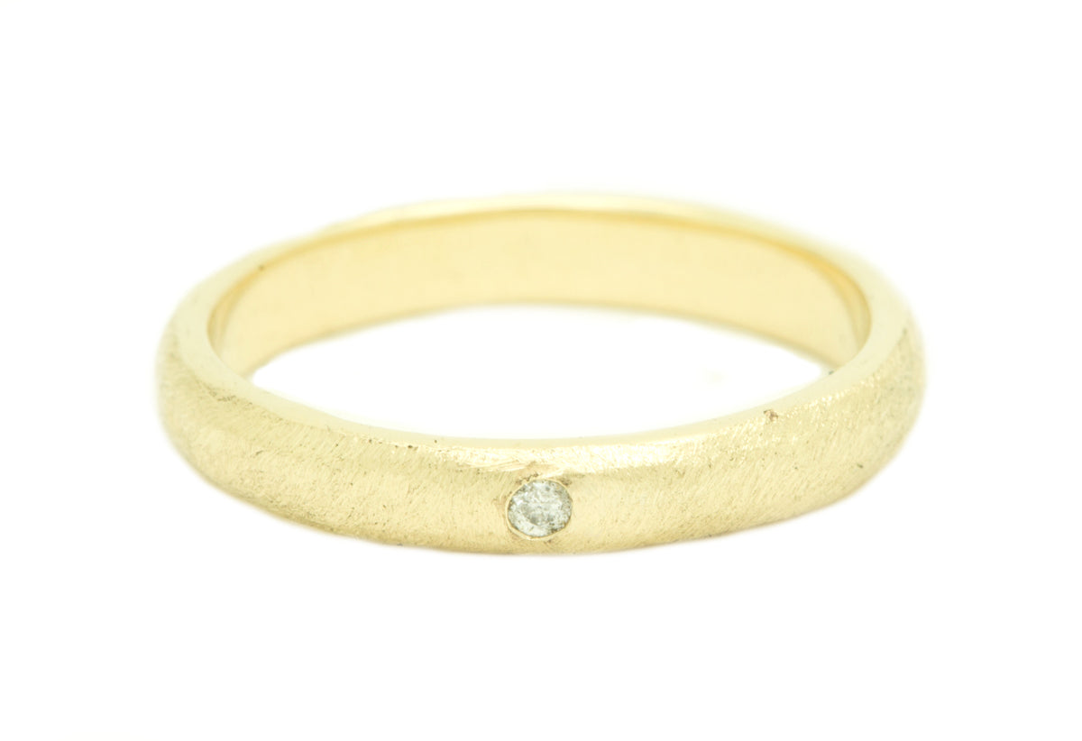 Handgemaakte en fairtrade ruwe gouden ring met een diamantje
