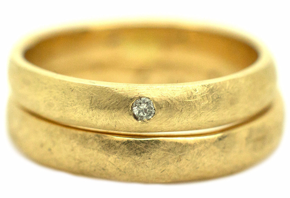 Handgemaakte en fairtrade ruwe trouwringen van geelgoud met diamantje