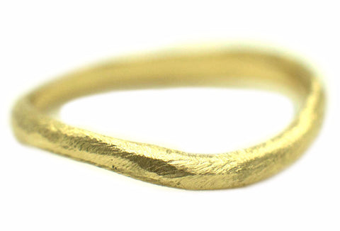 Handgemaakte en fairtrade gouden ruwe organische ring