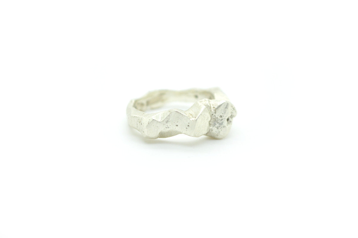 Handgemaakte en fairtrade geometrische massieve zilveren ring