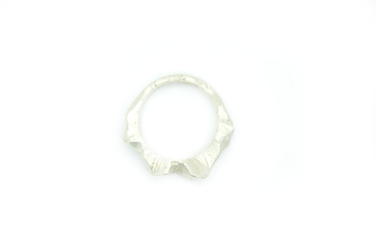 Handgemaakte en fairtrade geometrische massieve zilveren ring