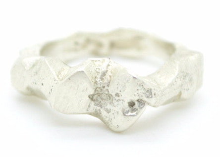 Handgemaakte en fairtrade geometrische massieve zilveren ring