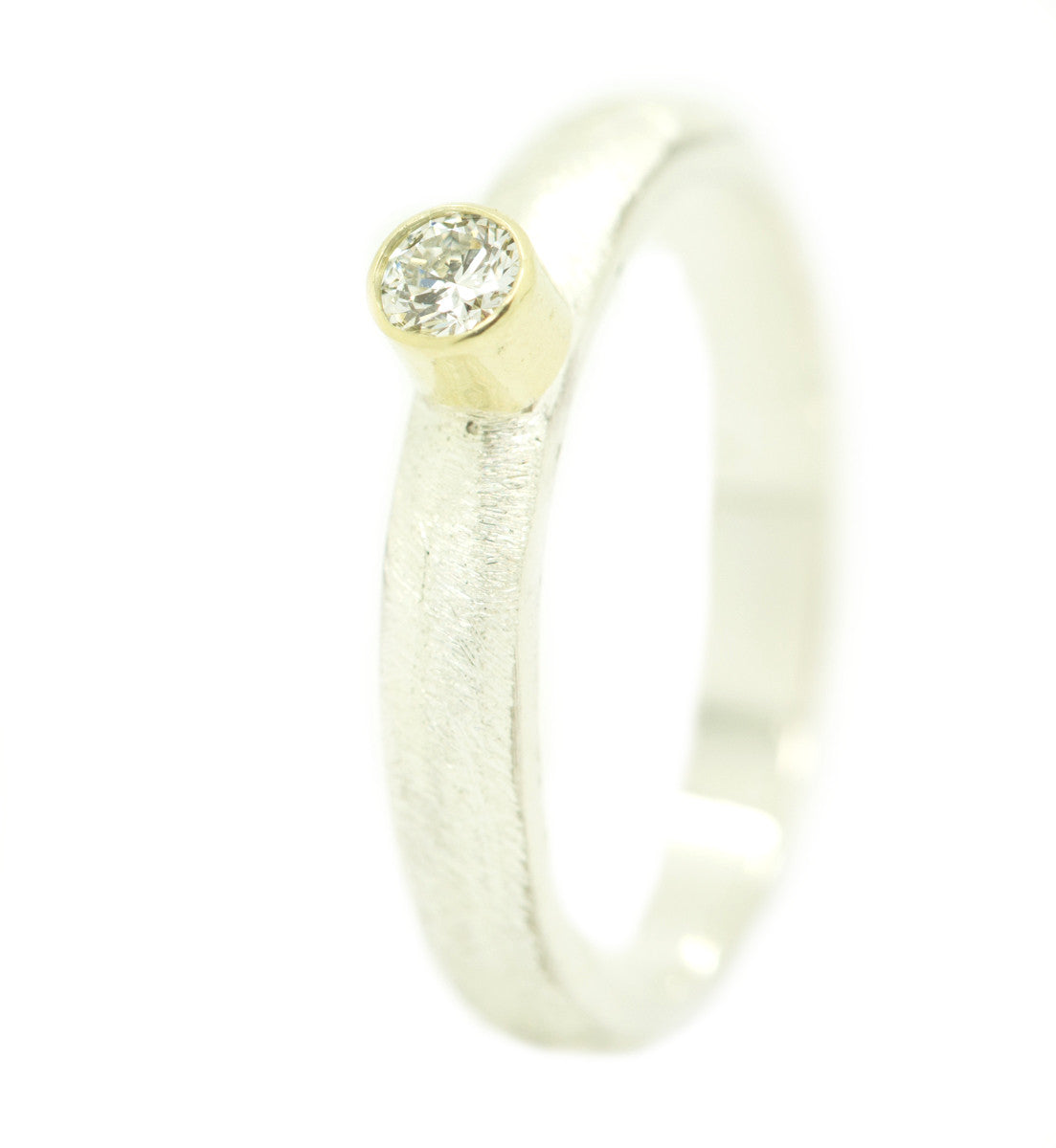 Handgemaakte en fairtrade ruwe zilveren ring met briljant geslepen diamant gezet in goud