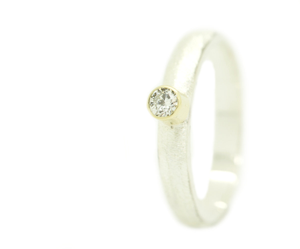 Handgemaakte en fairtrade ruwe zilveren ring met briljant geslepen diamant gezet in goud