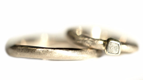 Handgemaakte en fairtrade ruwe organische witgouden trouwringen met ruwe diamant