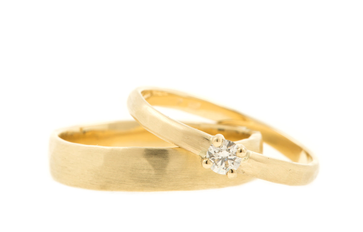 Gematteerde trouwringen met hamerslag van 14 kt fairtrade geelgoud en een diamantje