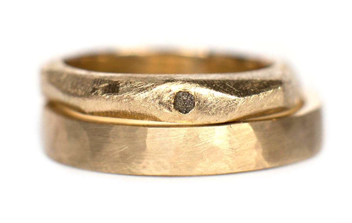 Gouden geometrische ring met ruwe diamant - Fairtrade en handgemaakt door goudsmid Nina Strategier