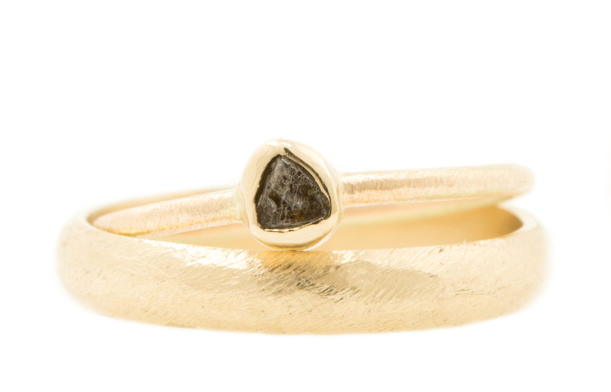 Ruwe set trouwringen van 14 kt fairtrade geelgoud en een bruine ruwe diamantje