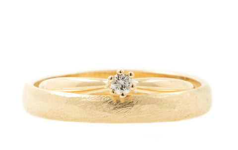 Handgemaakte en fairtrade trouwringen van geelgoud met briljant geslepen diamantje in chatonzetting