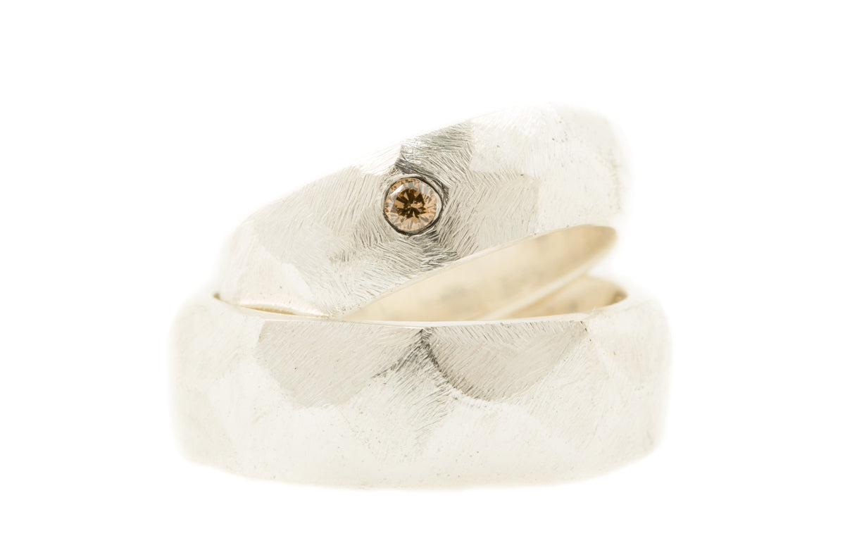 Handgemaakte en fairtrade brede geometrische ruwe zilveren ringen met bruine diamant 