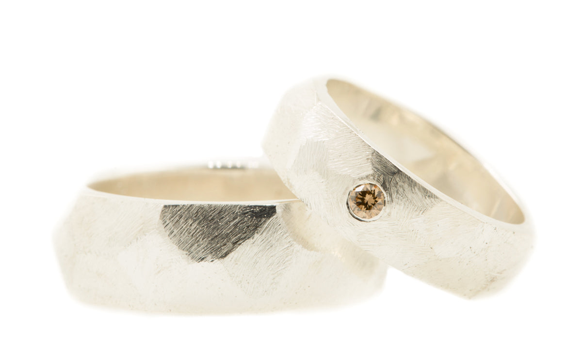 Handgemaakte en fairtrade brede geometrische ruwe zilveren ringen met bruine diamant 