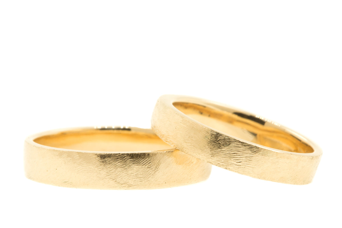 Handgemaakte ruwe brede en smalle set trouwringen van 14 kt fairtrade geelgoud