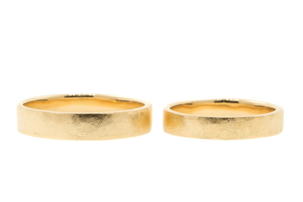 Handgemaakte ruwe brede en smalle set trouwringen van 14 kt fairtrade geelgoud