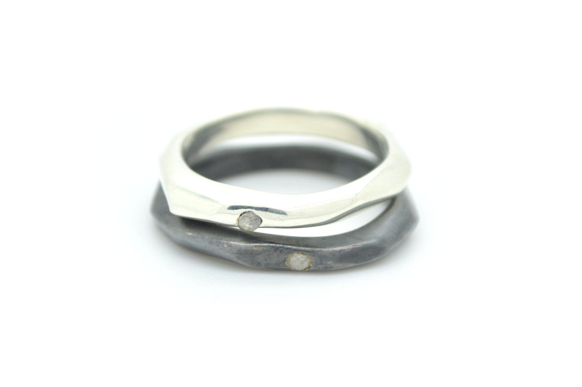 Geometrische zilveren ring met een diamantje