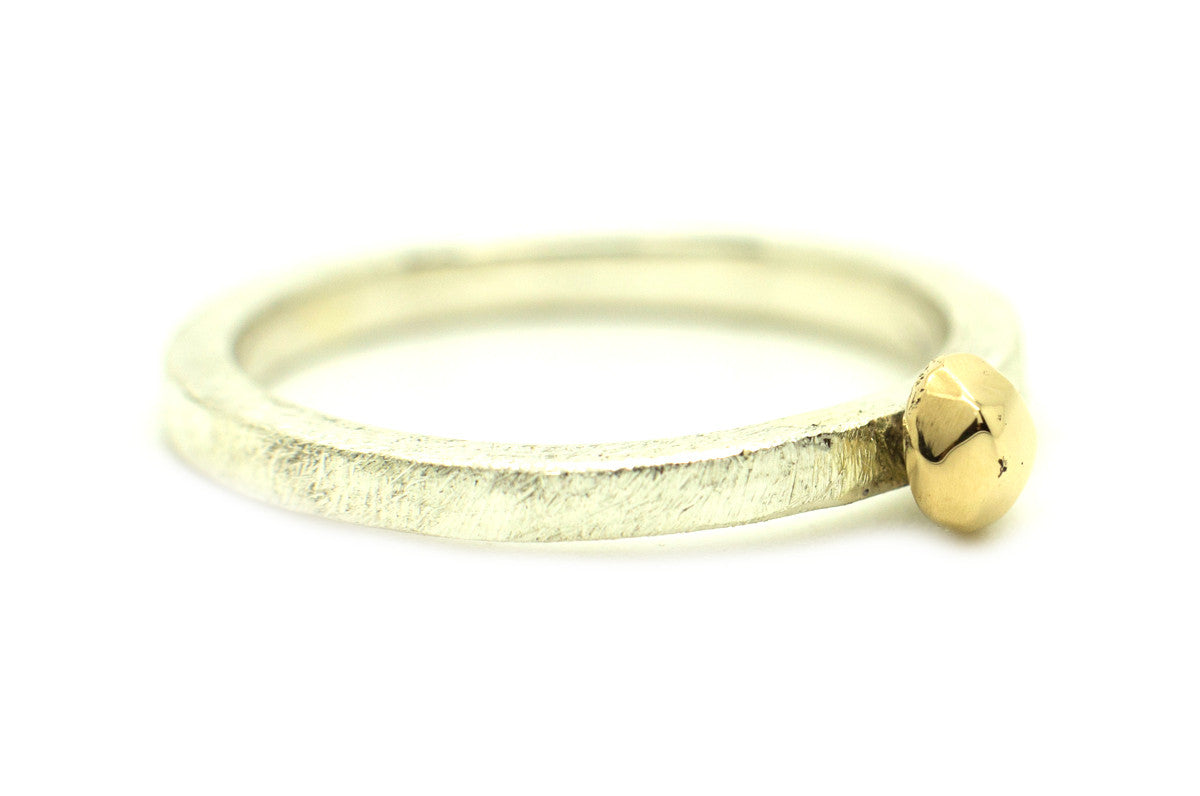 Handgemaakt & fairtrade zilveren ring met gouden geometrische druppel