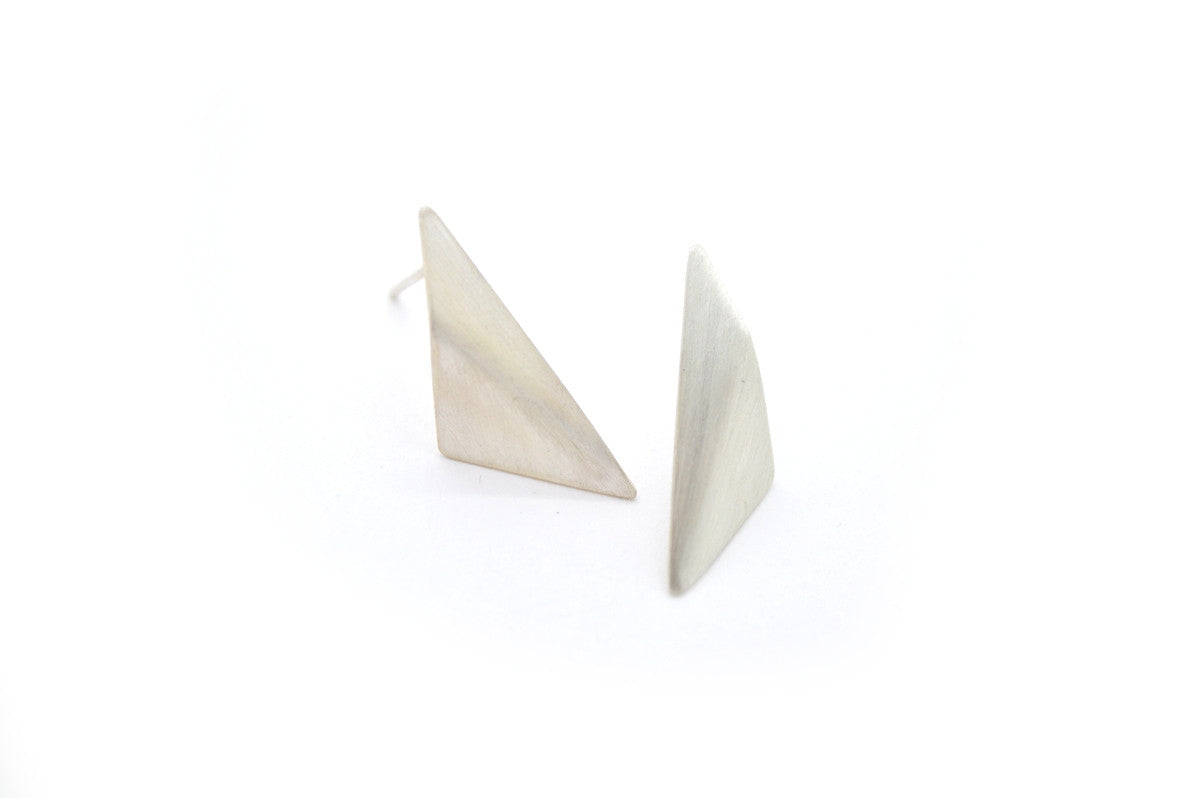 Geometrische zilveren driehoekige oorbellen