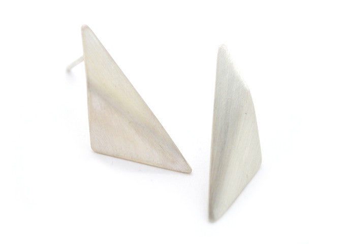 Handgemaakte en fairtrade geometrische zilveren driehoekige oorbellen