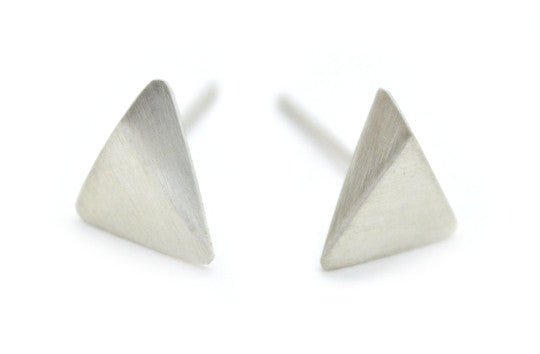 Handgemaakte en fairtrade zilveren driehoekjes oorbellen