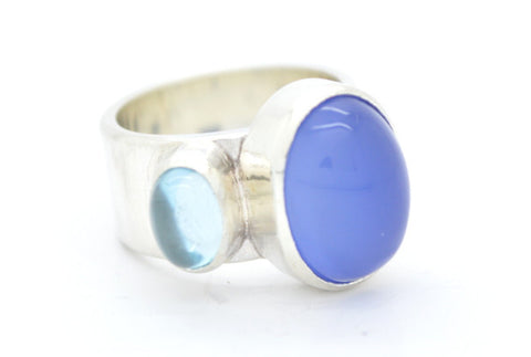 Grote zilveren ring met blauwe chalcedoon en topaas