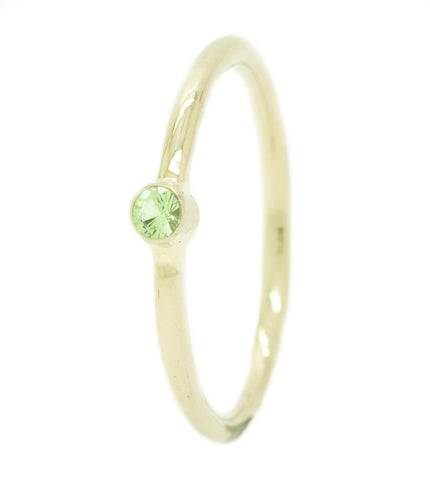 Handgemaakte en fairtrade fijne witgouden ring met groene fairtrade tsavoriet